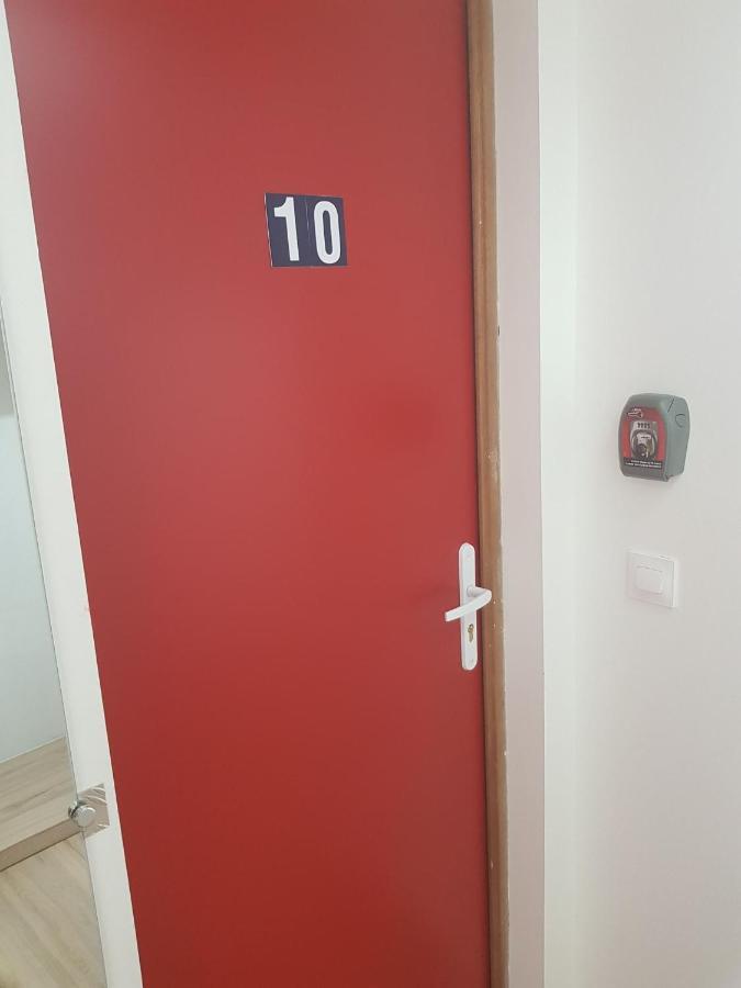 10 - Joli Studio Avec Deux Lits, Tout Equipe Pour 1, 2 Ou 3 Personnes Maximum, Vue Sur Parc Arbore, Parking Privatif Gratuit, Grand Fourgon Possible, Tout Le Linge De Maison Est Fourni Razac-sur-lʼIsle Exteriör bild